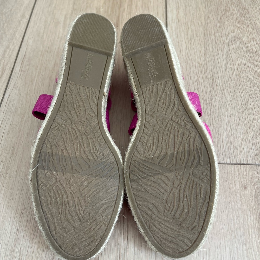 Lifestride 8.5 wedge shoes
Regular width
New no tag or box - Picture 3 of 5